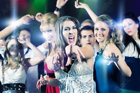 leute tanzen in club oder disco party stock foto adobe stock