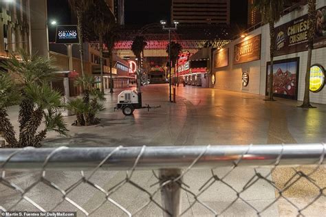 Las Vegas Goes Dark Iconic Strip Is Deserted As Sin City Joins List Of