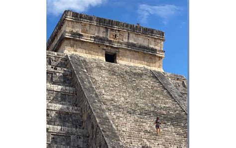 Mujer Sube A La Pirámide De Chichén Itzá Para Esparcir Las Cenizas De