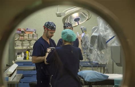 Empresas Quirónsalud Barcelona Realiza Una Cirugía Robótica Transoral