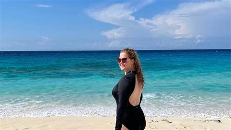 Amy Schumer Shows Off New Beach Body After Weight Loss Surgery