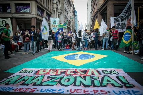 Ato De Estudantes Recupera Bandeiras Do Brasil Para Protestar Contra