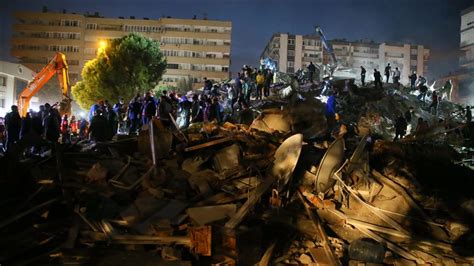 Orange avec afp, publié le mercredi 18 juillet 2018 à 13h00. Turquie : Le bilan du tremblement de terre d'Izmir passe à 17 morts et plus de 700 blessés