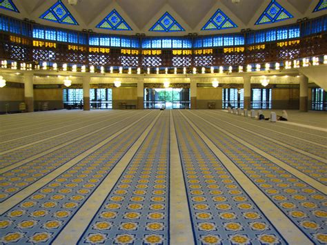 Keutamaan sholat subuh merupakan sholat yang banyak sekali manfaatnya dan juga. Masjid Negara Kuala Lumpur | Ruang solat masjid negara ...