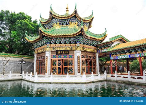 Casa Do Chinês Tradicional No Jardim Chinês Antigo Construção Clássica