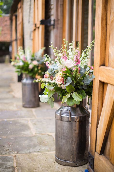 You could also combine blue and orange flowers. The magnificent combination of barn weddings and roses ...