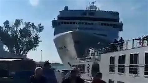 Why Did The Cruise Ship Crash In Venice Swarm Thetj