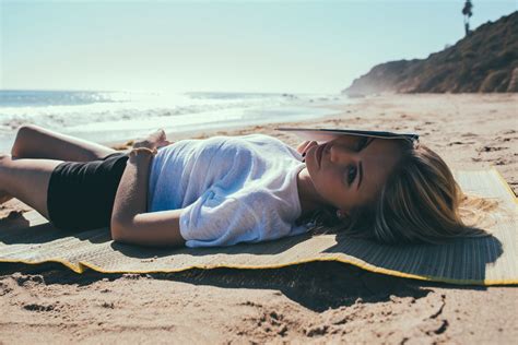 Women Women Outdoors Photography Noel Alvarenga Landscape Chill Out Beach Sand Books Lying Down