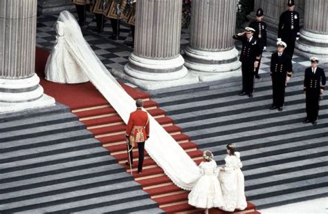 Diana und charles bei ihrer hochzeit 1981. Prinzessin Diana: Böse Omen vor ihrer Hochzeit mit Prinz ...