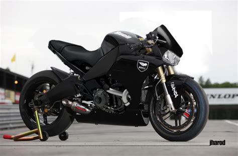 Its refined details offer a streamlined look, while the articulated seam detailing on the body allow for added reinforcements. Buell Buell 1125CR Cafe Racer - Moto.ZombDrive.COM