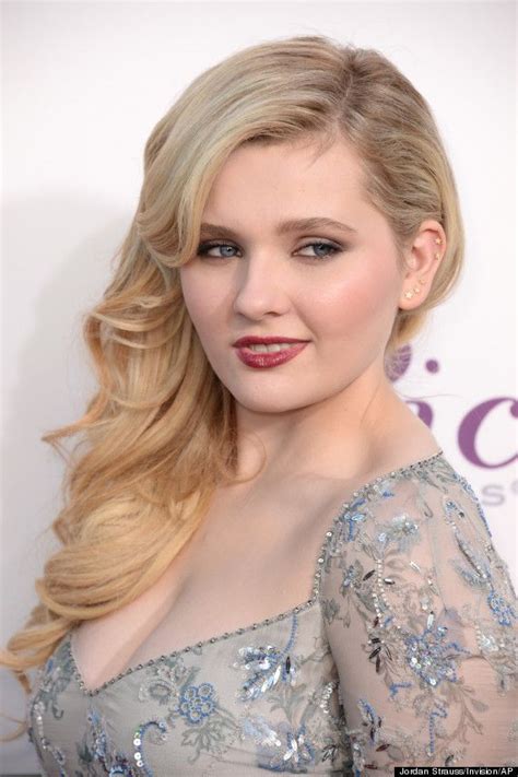 Abigail Breslin Looks All Grown Up In A Low Cut Dress Beauty Girl Trendy Hairstyles Abigail