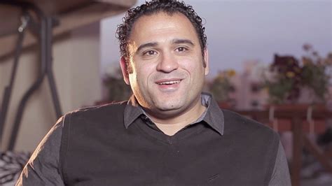 المستشار العلمي بمؤسسة الدرر السنية. حكاية أكرم حسني - YouTube