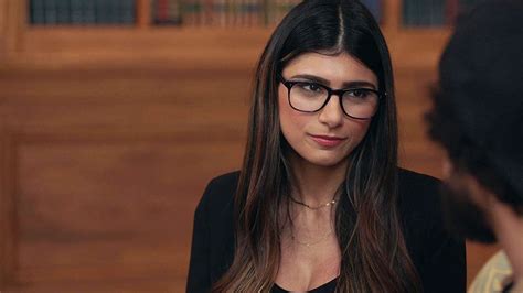 A Fan Asked Mia Khalifa About Experience Of Her First Date Her Reply Made Him Jealous