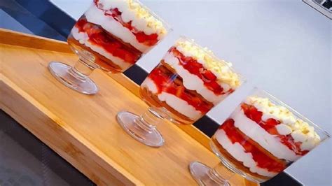 Tiramisu aux fraises un dessert élégant super bon et invitant