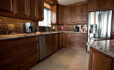For a timeless kitchen, cabinets must be period style. Classic and timeless: wood cabinets with granite countertop Un look classique et intemporel ...