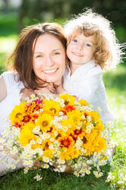 Feliz Madre E Hija Con Gran Ramo De Flores De Primavera Divirtiéndose