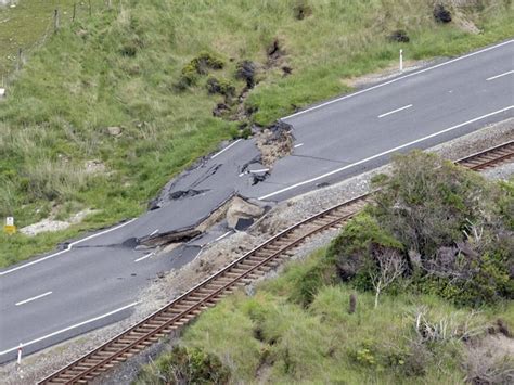 Ha fijado inicialmente el terremoto en 7,3 y luego lo ha reducido a 6,9. Terremoto en Nueva Zelanda: impactantes fotos de sismo de ...