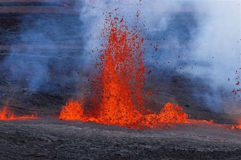 Photos Mauna Loa The Biggest Active Volcano On Earth Erupts Mauna