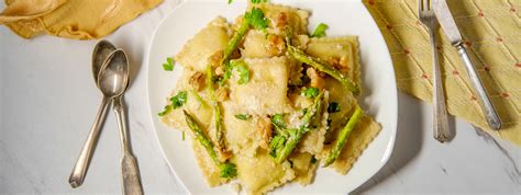 Pulire gli asparagi selvatici richiede pochissimo tempo e meno accorgimenti di quelli coltivati. Ricette con gli asparagi selvatici: 6 piatti da provare ...