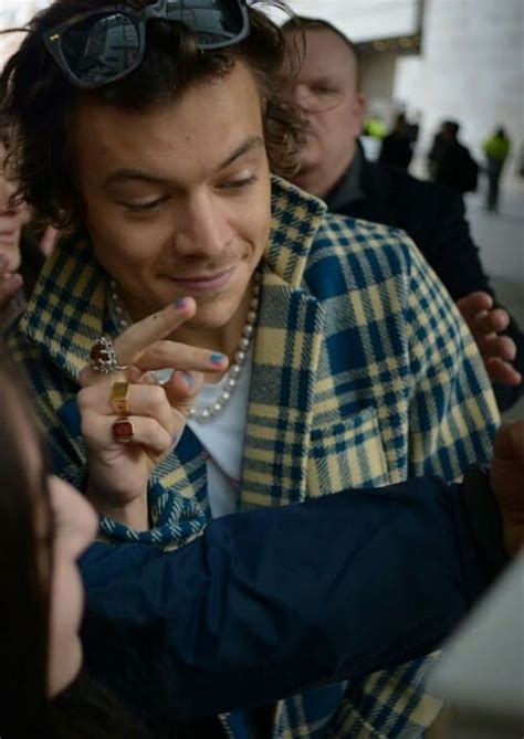 Pin På Harry Styles♕“treat People With Kindness ️”