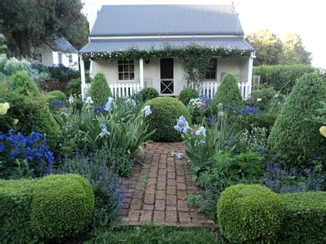 Bumble at Home: cottage garden | Cottage garden, Cottage garden design, Cottage garden plants