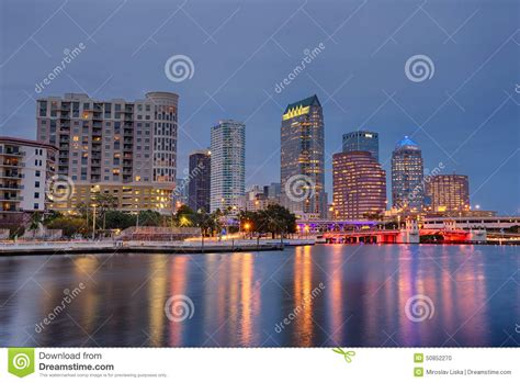 A Skyline De Tampa Do Centro Florida Na Noite Imagem Editorial