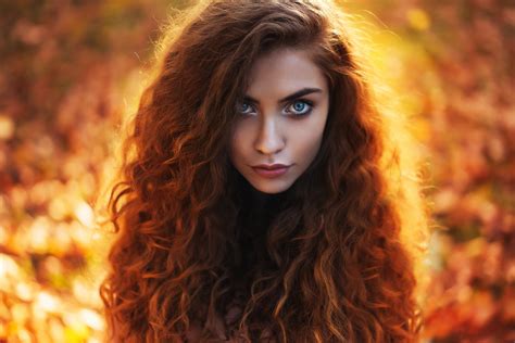 Fond d écran femmes portrait Profondeur de champ cheveux ondulés