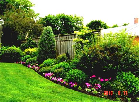 Are you looking for inspirational backyard landscaping ideas? planting by fences | Gallery of Easy Backyard Landscaping Ideas For Beginners In Sq… | Easy ...