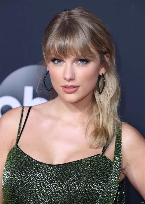 Taylor Swift Is So Sexy Her Face Is Perfect To Be Covered In Hot