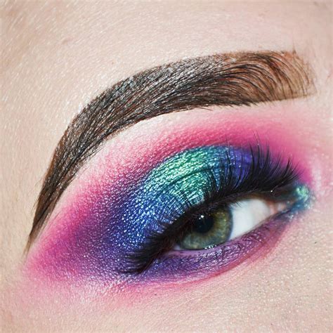 There are a number of reasons why eyeshadow colors aren't as vibrant as we'd like. vibrant eye makeup ; party makeup rich blend #Eyemakeuptips | Eye makeup, Vibrant eyes, Party makeup