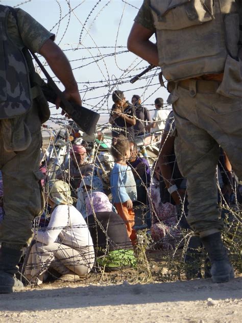 Flüchtlingsdrama an der türkisch-syrischen Grenze im kurdi ...