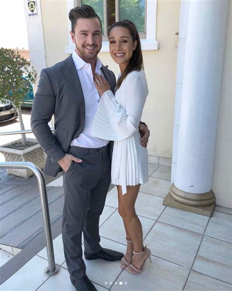 Fitness Influencer Kayla Itsines Is Engaged See Her Ring