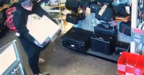 Video Smash And Grab Armed Robbers Hit Dublin Camera Shop Cbs San