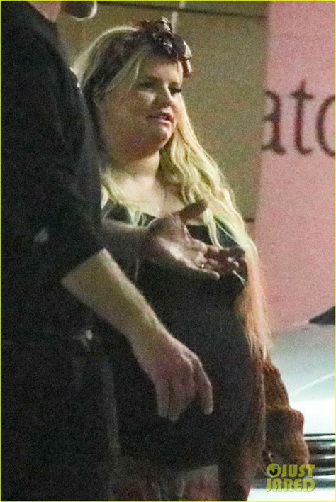 Photo Pregnant Jessica Simpson Looks Ready To Give Birth 20 Photo