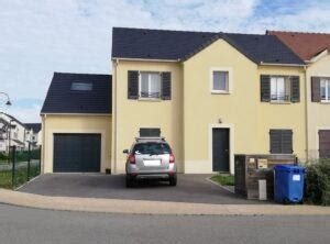 Il sert à garer des voitures mais peut être aménagé pour d'autres utilisations (stockage, création d'un atelier comparé à un garage séparé, il offre beaucoup de confort, en particulier quand il fait froid et humide ! Réalisation avec étage, garage accolé avec combles aménagés