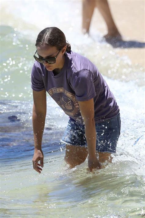 Natalie Portman In A Purple Tee On The Beach In Sydney 01 10 2021 5 Lacelebs Co