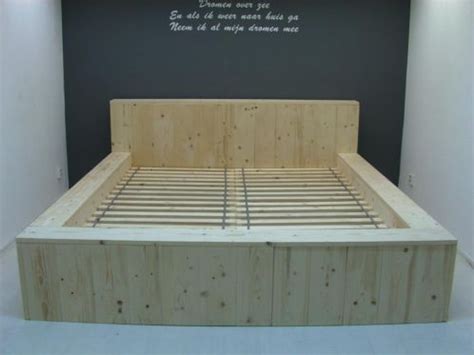 Zelf een tweepersoonsbed maken is wat meer werk, maar met een goede bouwtekening en het juiste hout is het ook zo voor elkaar. Afbeeldingsresultaat voor steigerhout bed maken | Bed zelf ...