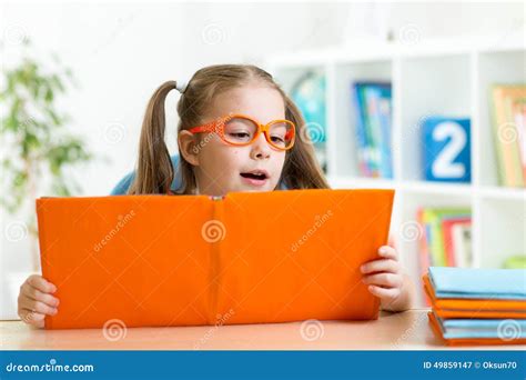 Petite Fille D enfant Intelligent Derrière Du Livre Ouvert D intérieur