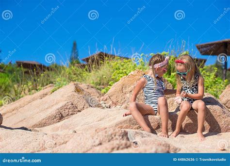 Les Filles Mignonnes Adorables Ont L Amusement Sur La Plage Blanche Pendant Photo Stock Image