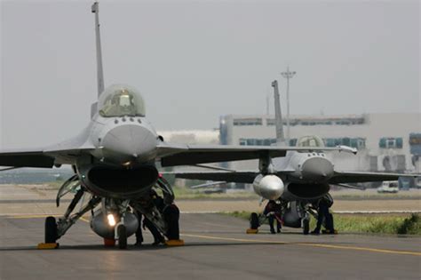幻影2000 （mirage 2000）为 法国达索公司 （dassault）公司开发的 第四代战斗机 ，是一款采用无水平尾翼 三角翼 设计及单发动机构型的 多用途战机 ，目前包括 法国 、 印度 、 (前中华民国，现中国台湾省)在内共有8个国家处于服役状态。 台湾军演29年来首次演练三种战机高速公路起降_新浪军事_新浪网