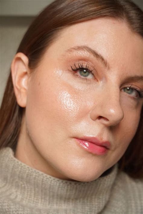 How To Create A Glossy Makeup Look That Lasts All Day