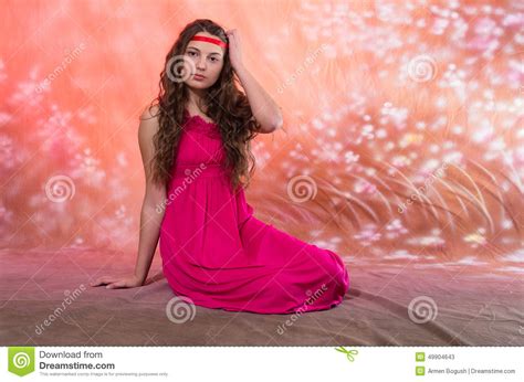 Belle Fille De L Adolescence Dans La Robe Rouge Image Stock Image Du