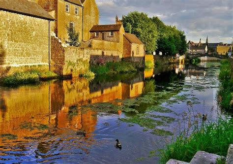 A River Runs Through The Town Of Ennis Ireland Ireland Towns Ennis