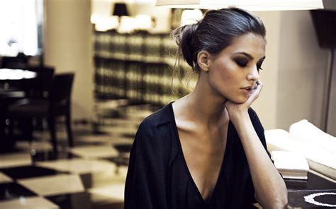 Obrázky na plochu ženy Model bruneta móda vlasy Dymové oči Iliana Chernakova krása