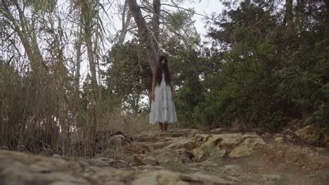 Una Mujer Vestida De Blanco Camina Desnuda En El Bosque Descarga Videos