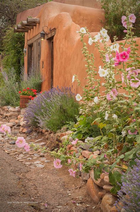 Canyon Road Home & Adobe Wall, Santa Fe, New Mexico New Mexico Style