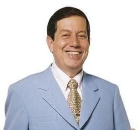 Um dia que mudou para sempre a história do missionário soares. R. R. Soares e Samuel Ferreira recebem passaportes ...