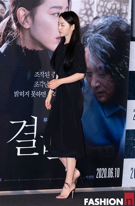 언제나 살인 사건 수사에 쫓겨 신혼 생활 (밤의 즐거움)도 자꾸만 미뤄질 뿐. 패션엔 :: 패션엔 포토 신혜선, 스크린 첫 주연! 결백 입증하듯 ...