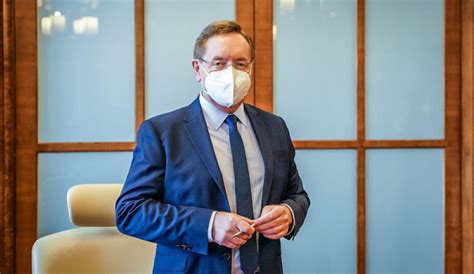 Ministr zdravotnictví petr arenberger (za ano) v úterý ve snídani s novou řekl, že již podepsal mimořádné opatření, díky kterému budeme moci od pondělí venku za určitých podmínek odložit roušky. Směřujeme k otevření obchodů nejpozději 3. května, uvedl ...