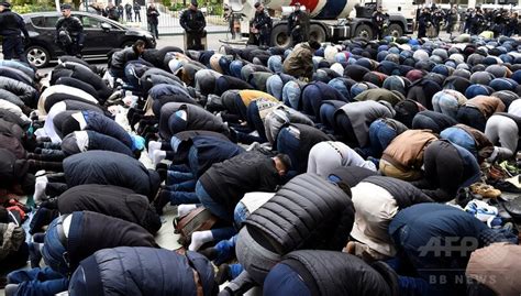 イスラム教徒が路上で抗議の集団礼拝、無許可礼拝所を閉鎖され 仏 写真4枚 国際ニュース：afpbb News